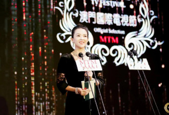 章子怡离婚后首亮相，穿西装秀身材骨感美，脸瘦眼大国际范拉满