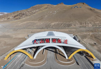 世界最长高速公路隧道穿越天山20分钟 全线通车