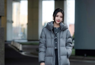 灰色羽绒服今年冬天又火了 这样穿高级