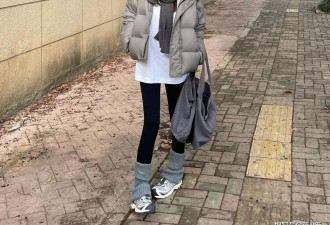 灰色羽绒服今年冬天又火了 这样穿高级