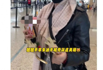 陈妍希圣诞节出发路透，带儿子现身机场，小星星贴心帮妈妈拿信件