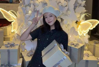 陈妍希带儿子和好友过圣诞！9岁小星星穿红色毛衣