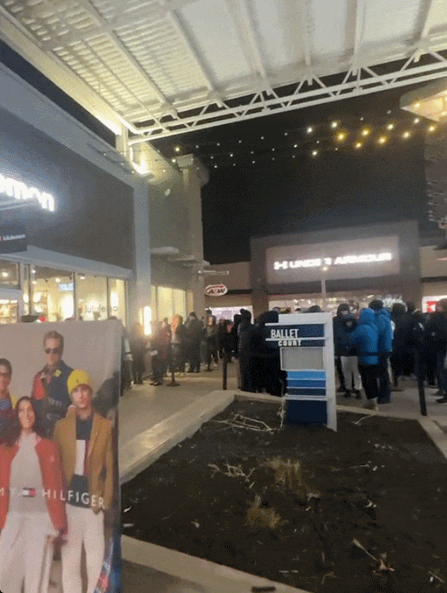 多伦多人天没亮顶着大雪排队抢购! Outlet、Vaughan Mills爆满