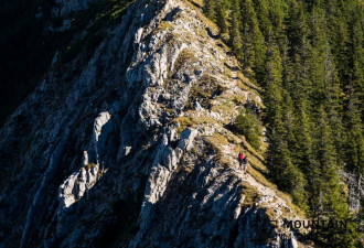 8个中国年轻人德国登山遇险 直升机都来了