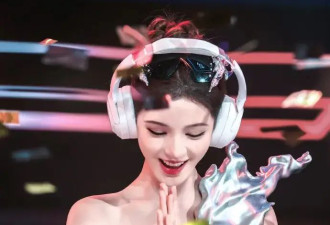 张予曦穿裸背银裙清冷又妩媚！背薄如尺身材曼妙性感撩人