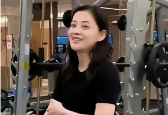 又被50岁梅婷素颜照惊艳了，穿千元针织衫简约大气，秒杀同框网红