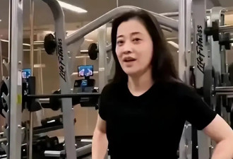 又被50岁梅婷素颜照惊艳了，穿千元针织衫简约大气，秒杀同框网红