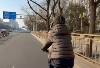 董洁路边吃糖葫芦超接地气！穿棕色羽绒服戴护耳帽骑行！生图状态好到爆