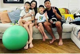 范玮琪晒一家合照，俩小孩都近视平板不离手