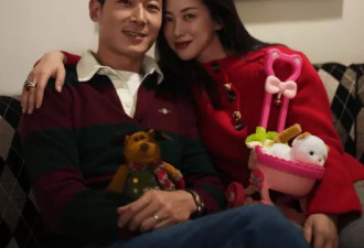 朱珠带女儿骑马！戴貂毛帽子超怕冷