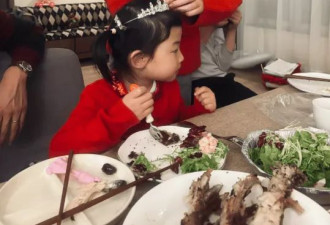 朱珠带女儿骑马！戴貂毛帽子超怕冷