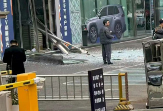 成都丰田4S店，男子身绑炸药引爆当场死亡