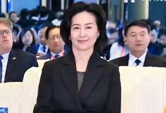 何超琼上电视了！穿黑色西装坐姿端正，手边放40w爱马仕也不扎眼