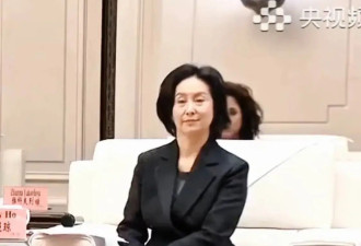 何超琼上电视了！穿黑色西装坐姿端正，手边放40w爱马仕也不扎眼