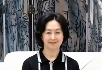 何超琼上电视了！穿黑色西装坐姿端正，手边放40w爱马仕也不扎眼
