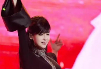 香港“玉女掌门人”演唱会神情呆滞，需人搀扶，被指健康疑亮红灯