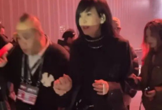 香港“玉女掌门人”演唱会神情呆滞，需人搀扶，被指健康疑亮红灯