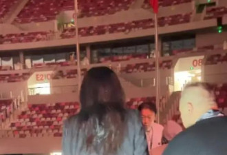 香港“玉女掌门人”演唱会神情呆滞，需人搀扶，被指健康疑亮红灯