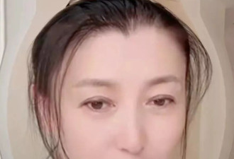 一顿饭11个菜,客厅大得能打球,哭穷的闫学晶害惨"啃老"的儿子