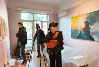 朱珠又办艺术展，亲自盯进度布置展厅，穿12w豹纹大衣素颜也很美
