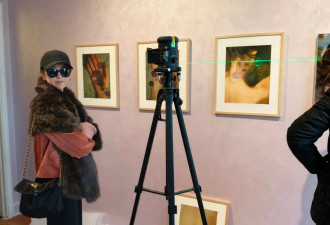 朱珠又办艺术展，亲自盯进度布置展厅，穿12w豹纹大衣素颜也很美