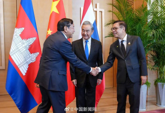 现场画面：中柬泰三国外长挽手臂合影