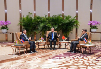 现场画面：中柬泰三国外长挽手臂合影