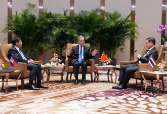 现场画面：中柬泰三国外长挽手臂合影