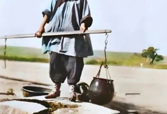 清朝农妇卖鸡蛋途中遭土匪凌辱 她低头看了一眼篮子 一句话让人心碎