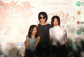 李嫣上海吃饭被偶遇，大冬天穿短袖很抗冻