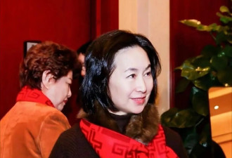 63岁何超琼优雅老去也很美！穿棕色毛领上衣出席活动，松弛又自信