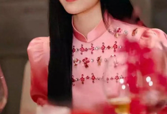 王诗龄何超莲活动同框，一个少女一个老气，分不清谁是34岁