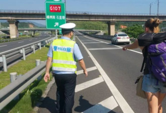 印度网红来中国旅游，站路中间拦车