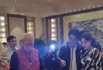刘晓庆庆50周年，陈国军站边角强撑笑，离婚20年同台