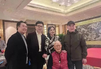 刘晓庆庆50周年，陈国军站边角强撑笑，离婚20年同台