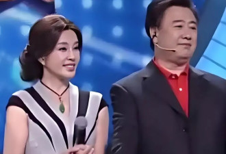 刘晓庆庆50周年，陈国军站边角强撑笑，离婚20年同台