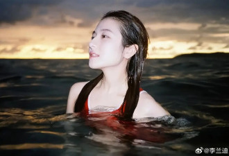 李兰迪泳装照露出马甲线！她肤白貌美大长腿性感撩人