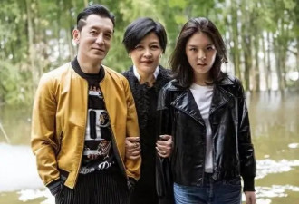 李咏妻子哈文晒近照，身材臃肿变老了，56岁身体好一口气跑10公里