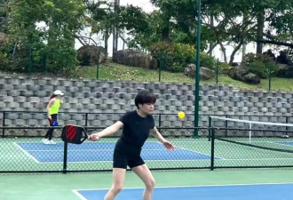 李咏妻子哈文晒近照，身材臃肿变老了，56岁身体好一口气跑10公里