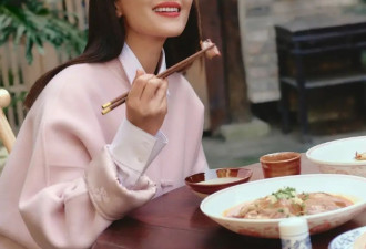 被46岁高圆圆惊艳到了，穿粉色新中式上衣搭弯刀裤，女神就是好看