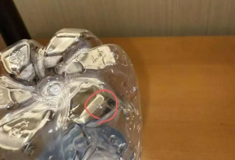 情侣入住酒店，发现矿泉水瓶底有针孔状小孔且漏水