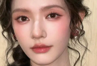 把桑葚揉进唇间：树脂质感的浆果色渐变妆