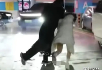 女粉丝遭24岁男明星硬拽殴打，却在朋友圈炫耀，网友：这个世界疯了！