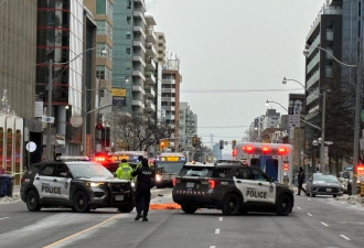 清晨买菜过马路，多伦多80岁老妇被两车撞倒，当场身亡