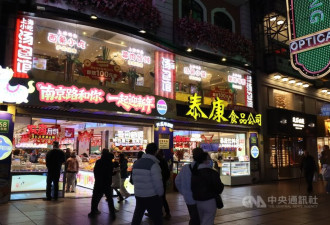上海跨年冷飕飕 寒风中商圈力促消费