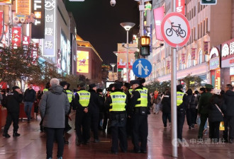 上海跨年冷飕飕 寒风中商圈力促消费