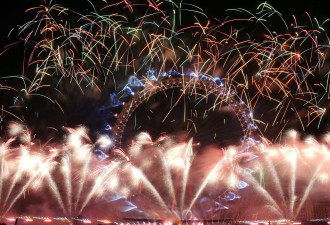 欧洲多地喜迎新年 伦敦眼、凯旋门现璀璨烟花