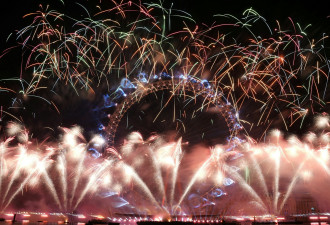 欧洲多地喜迎新年 伦敦眼、凯旋门现璀璨烟花