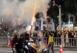 小伙跨年夜在人群旁燃放“加特林”烟花 被警方当场控制