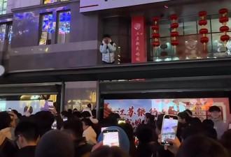 男子跨年夜爬上公交站台遭围观成“风景”，当事人致歉